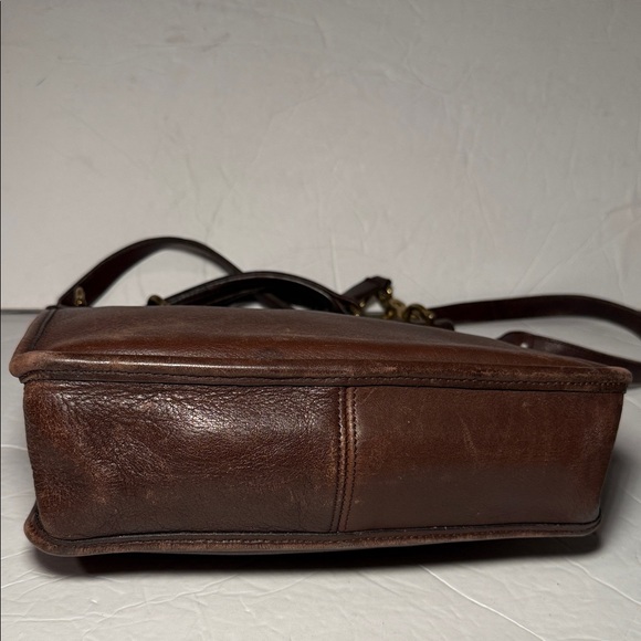 Coach Vintage Willis 9927 Brown Leather Messenger Bag with Gold Turn Lock - Picture 3 of 13